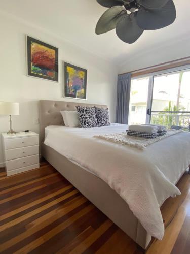 努萨维尔Luxury Top Floor Sunset Villa的一间卧室配有一张大床和吊扇