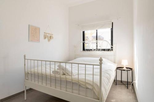 Kibbutz Snirסוויטת מול הבניאס的白色的卧室设有床和窗户