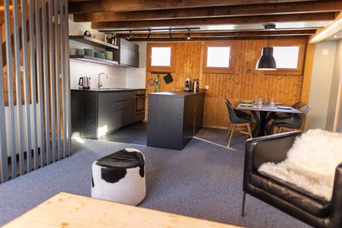 施瓦尔茨湖Ferienwohnung im Chalet am Bach的厨房以及带桌椅的起居室。