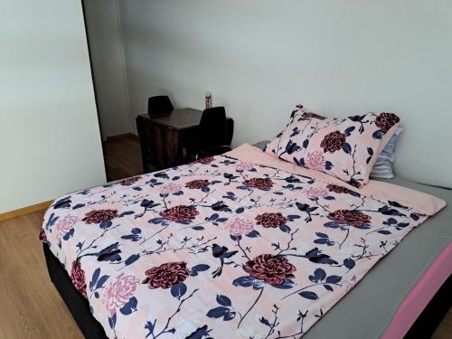 伯尔尼Apartment Zentrum Bern Marzili的一间卧室配有一张带花卉床罩的床