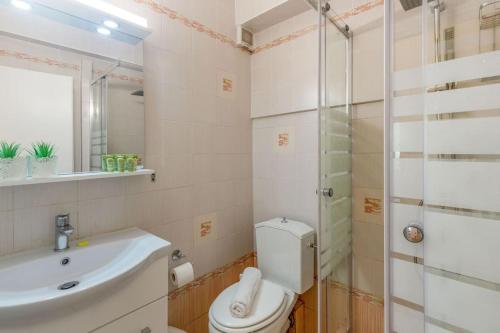 雅典Glyfada Center Sea View Apt的浴室配有卫生间、盥洗盆和淋浴。