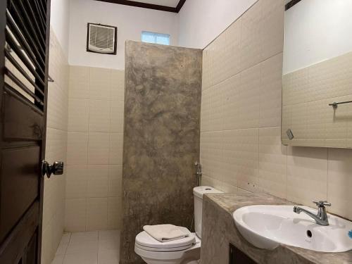 琅勃拉邦Jasmine Place House的一间带水槽、卫生间和淋浴的浴室