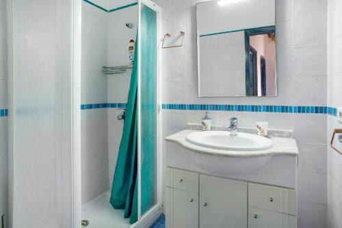 摩亚Las Sales Duplex的白色的浴室设有水槽和淋浴。