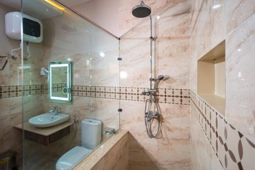 阿布贾Wali's Suites的带淋浴、盥洗盆和卫生间的浴室