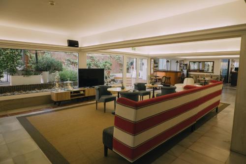 锡切斯苏布尔酒店的带沙发和电视的客厅