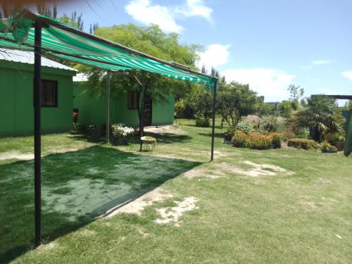 Colonia Las RosasHospedaje El TaTa的享有房子庭院的景色