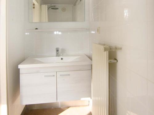 卡德赞德-班得Elli的白色的浴室设有水槽和镜子