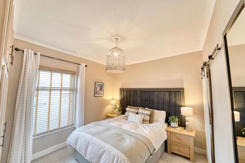 莱斯特Guest Homes - Loughborough Road House的一间卧室设有一张大床和一个窗户。