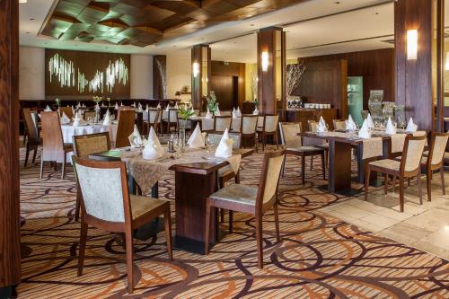塔莱帕提赞酒店的用餐室配有长桌子和椅子
