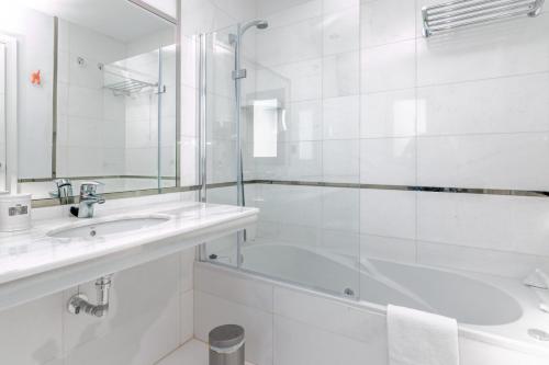 卡萨雷斯2186-Luxury sea view penthouse in Casares Costa的白色的浴室设有浴缸和水槽。