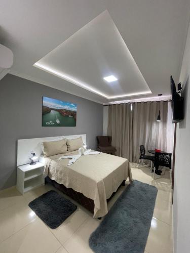 卡宁德圣弗朗西斯科POUSADA CECILIA的一间带大床和电视的卧室