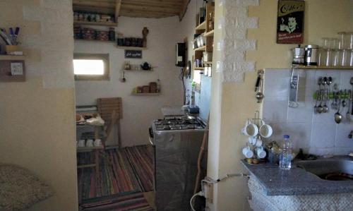 锡瓦Hidden place的小厨房配有炉灶和水槽