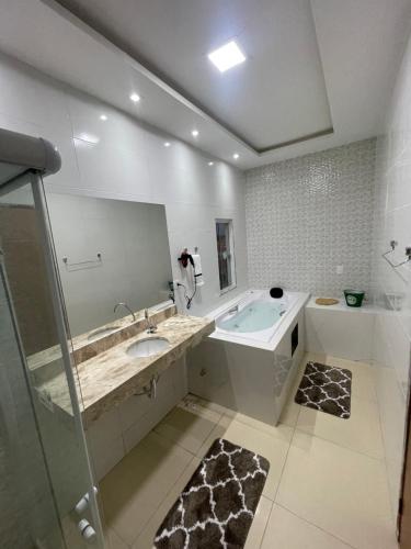 卡宁德圣弗朗西斯科POUSADA CECILIA的带浴缸、水槽和镜子的浴室