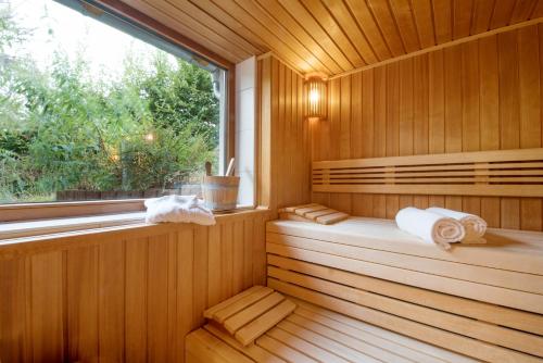 ReichelsheimLandhotel Lortz的一间带窗户和2条毛巾的桑拿浴室