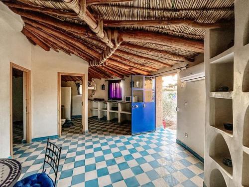 AmizmizLes Jardins d Amizmiz的厨房配有蓝色冰箱,铺有瓷砖地板。