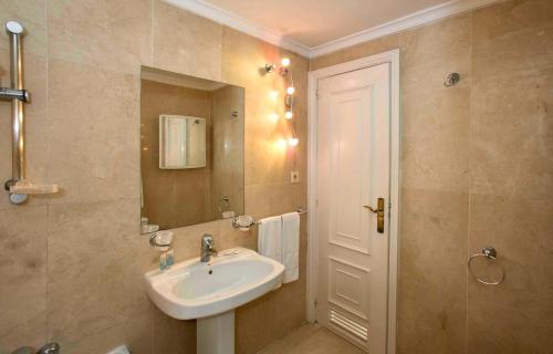 奥纳俱乐部本纳维斯塔公寓式酒店的一间浴室