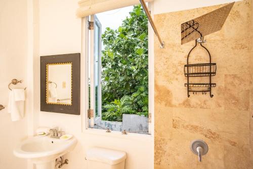 林康Casa Loba Suite 2 at 413 with private pool的一间带水槽和窗户的浴室