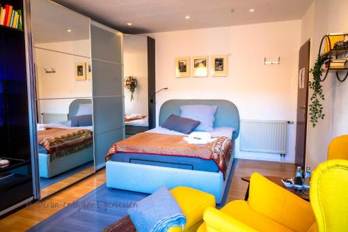 柏林Berlin entspannt geniessen的一间客房配有两张床和一张沙发