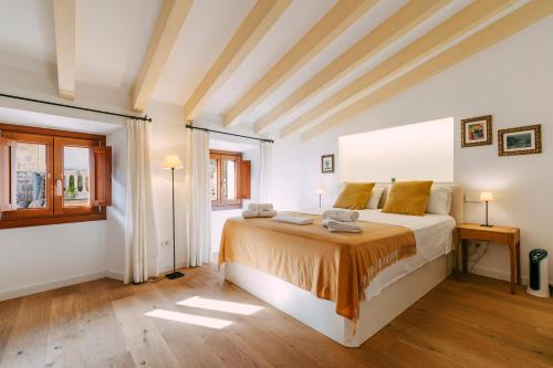 巴尔德莫萨Casa Rei Sanxo, 8A的一间卧室设有一张大床和一个窗户。