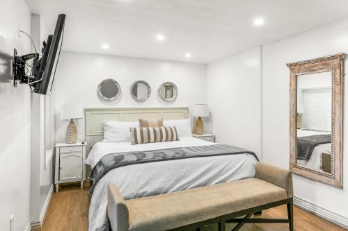 萨默兰Summerland Lookout的一间卧室配有一张大床和镜子