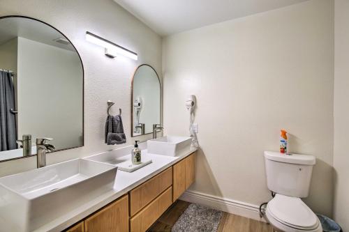 优马Renovated Yuma Home with Community Pool!的浴室设有2个水槽、卫生间和镜子。