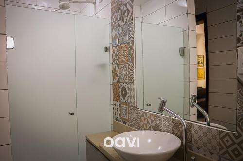 皮帕Qavi - Apartamento no Centro de Pipa #Solar163的一间带水槽和镜子的浴室