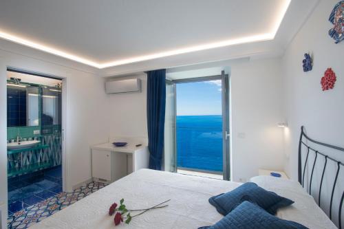 弗洛里La Perla di Nettuno的一间卧室配有一张床,享有海景