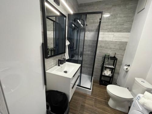 格丁尼亚Modern Box Apartment的浴室配有卫生间、盥洗盆和淋浴。