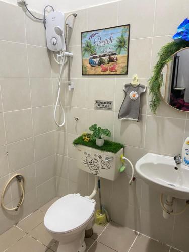 双溪大年Abg Long Fadhil Homestay的一间带卫生间和水槽的浴室