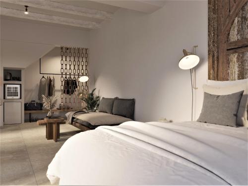 林都斯F Charm all Suites - Adults Only的一间白色的卧室,配有床和客厅