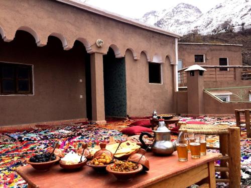 TacheddirtGite entre les deux Vallées的地板上摆放着一碗食物和饮料的桌子