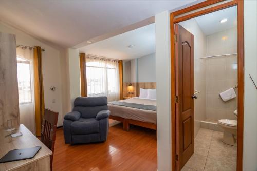 阿雷基帕Casa Villa Arequipa的一间卧室配有一张床和一把椅子,还有一间浴室