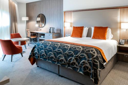 伯明翰伯明翰克莱顿酒店的酒店客房设有一张大床和一张书桌。
