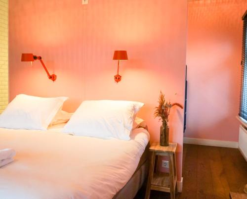 蒂尔堡Villa la Vida的一间卧室配有一张床和一张带台灯的桌子