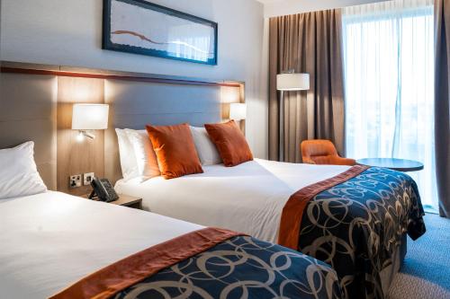 伯明翰伯明翰克莱顿酒店的酒店客房设有两张床和窗户。