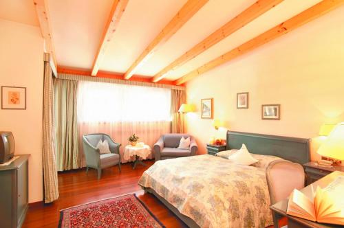 多比亚科苏尔晨塔拉尔酒店的酒店客房带床、椅子和窗户