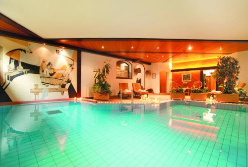 多比亚科苏尔晨塔拉尔酒店的大房子里的一个大型游泳池