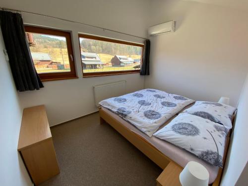上贝奇瓦Apartmany Resort的一间小卧室,配有床和2个窗户