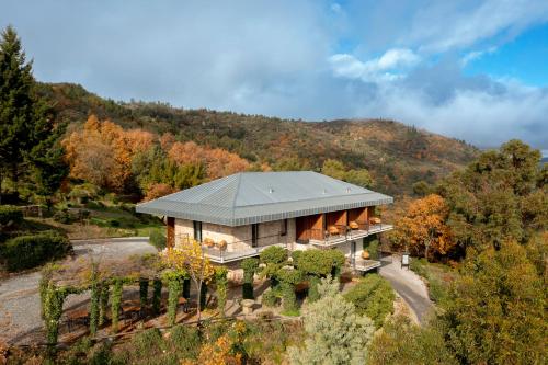 贝尔蒙特TheVagar Countryhouse的享有山景的房屋的空中景致