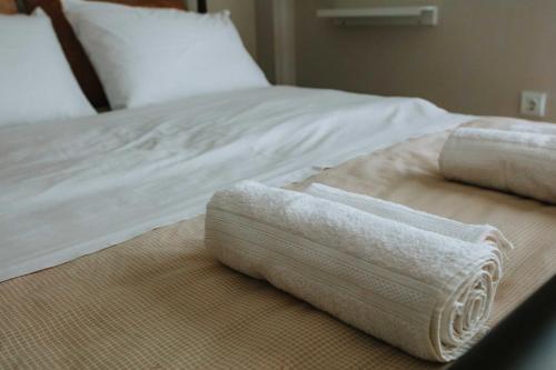 哈尔基斯3 Bros Studio的床上有两条白色毛巾