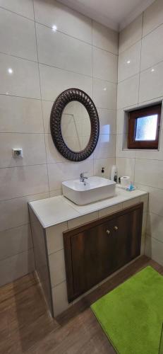 兹拉马Rock House Villa的一间带水槽和镜子的浴室