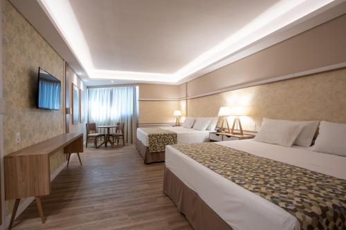 伊瓜苏瑞坎托卡塔拉塔斯温泉度假村及会议酒店的酒店客房配有两张床和一张书桌