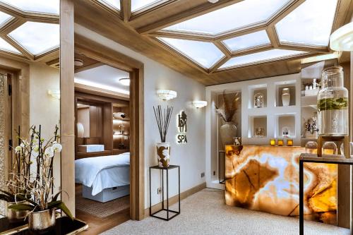 谷雪维尔Lys Martagon的一间卧室配有一张床和天窗
