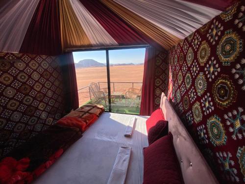 瓦迪拉姆Desert shine camp的一间配有沙发并享有沙漠景色的客房