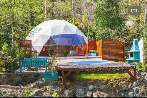 萨潘贾ozlifesapanca dome的一张野餐桌,上面有帐篷