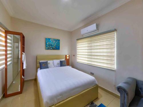 OyibiMaya Villa的一间卧室设有一张大床和一个窗户。