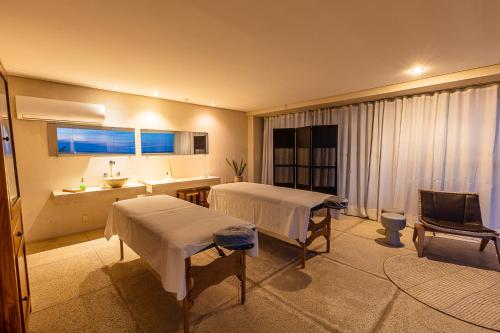 萨尔瓦多赞克托克酒店的一间医院间,配有两张床和盥洗盆