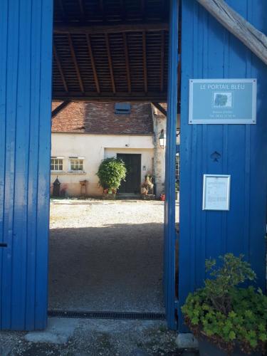 Châtresle Portail bleu的通往蓝色建筑的开放式门