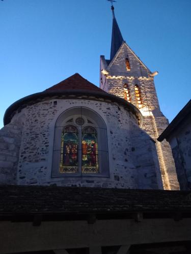 Châtresle Portail bleu的教堂,窗户上装有圣诞灯