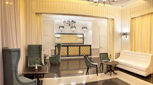 哈尔科夫奇洛夫酒店的客厅配有白色的沙发和椅子